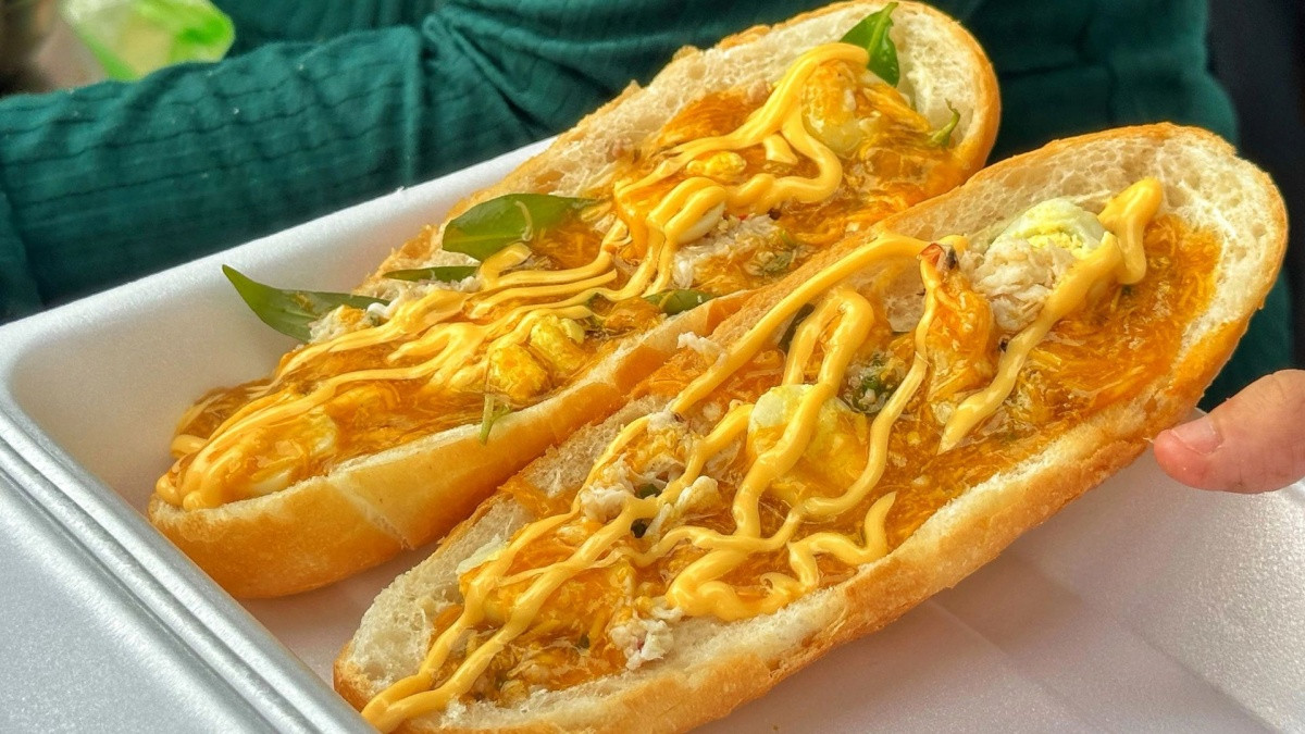 Bánh mì xốt gạch cua 'gây sốt' ở TP.HCM: Món lạ khiến khách chen chân nhau xếp hàng cả tiếng để mua
