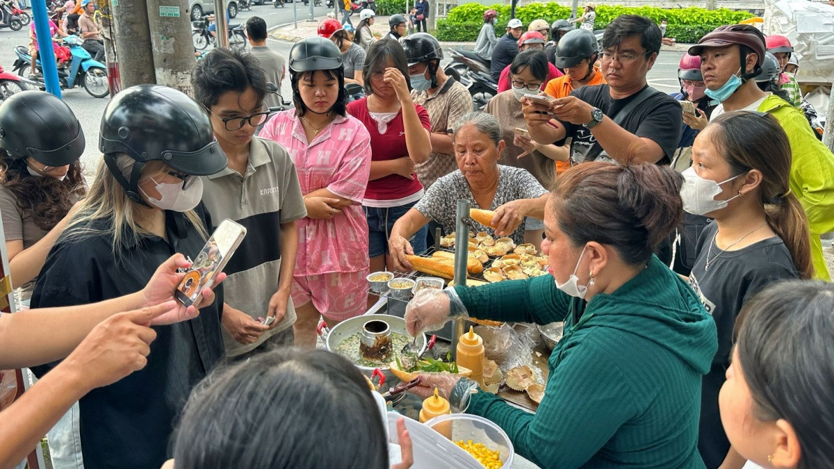 Bánh mì xốt gạch cua 'gây sốt' ở TP.HCM: Món lạ khiến khách chen chân nhau xếp hàng cả tiếng để mua