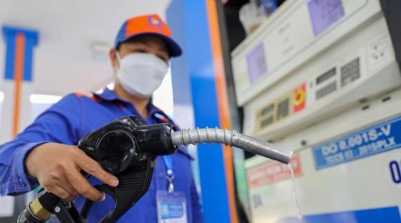 Từ hôm nay 1/8, người dân Hà Nội, Hải Phòng và TP. HCM được trải nghiệm loại xăng mới, giá rẻ hơn RON 95