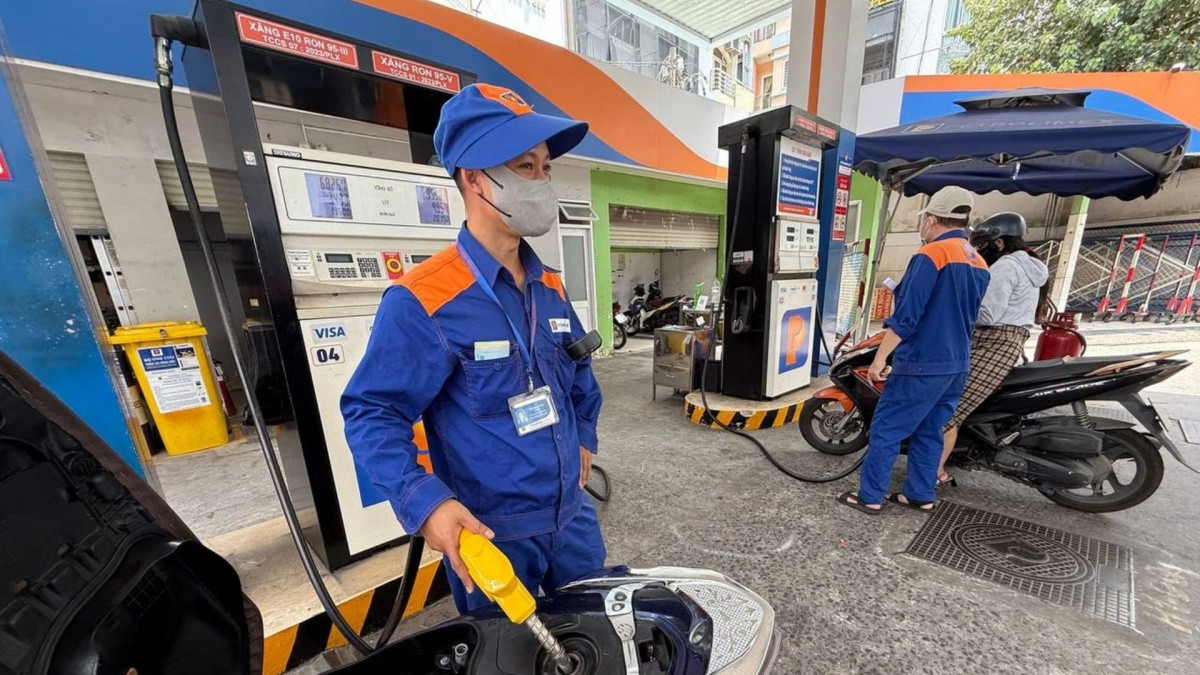Xăng E10 ngày đầu mở bán: Cửa hàng tiêu thụ gần 1.000 lít trong một buổi