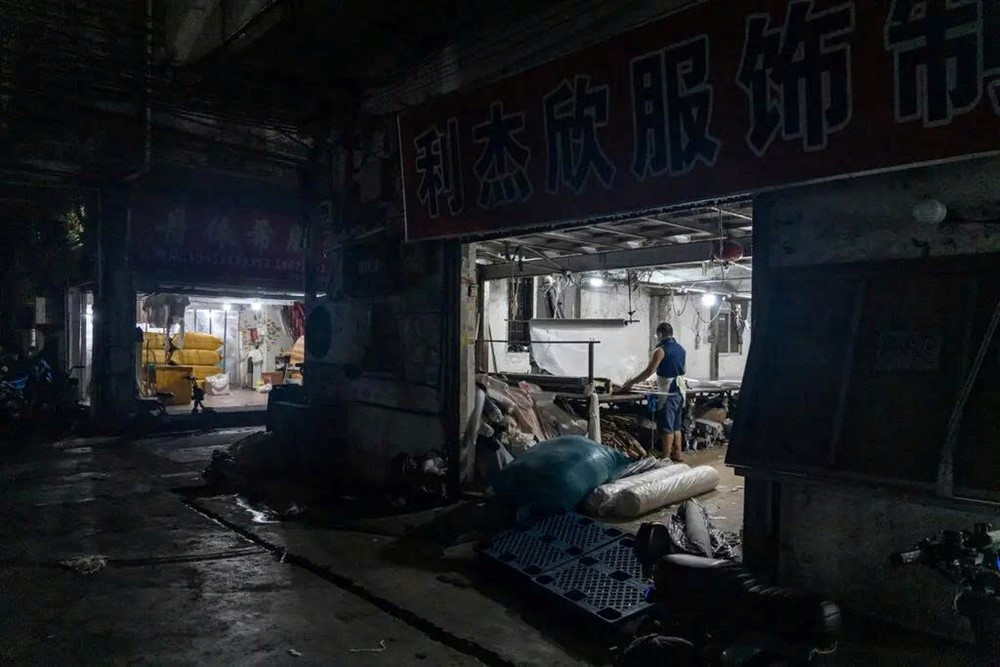 Trung Quốc ngấm đòn thuế quan: Hàng nghìn xưởng may đóng cửa, công nhân thất nghiệp hàng loạt - ảnh 1