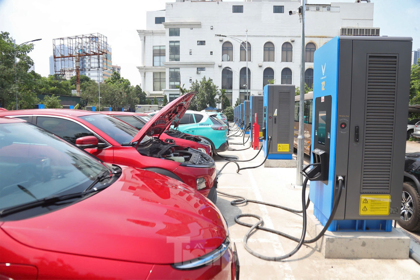 Một trạm sạc ô tô điện công cộng tại Hà Nội. Ảnh: Lộc Liên. nha-tro-chung-cu-nen-kiem-soat-rui-ro-chay-no-thay-vi-cam-doan-xe-dien-1-895.jpg