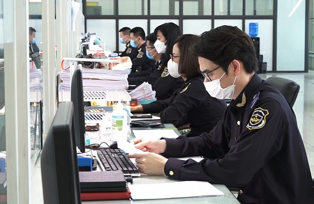 Hiện tại, Hải quan khu vực VI đã cấp dấu cho hơn 200 công chức hải quan để thực hiện công việc. Ảnh: T.H. t-h1.jpg