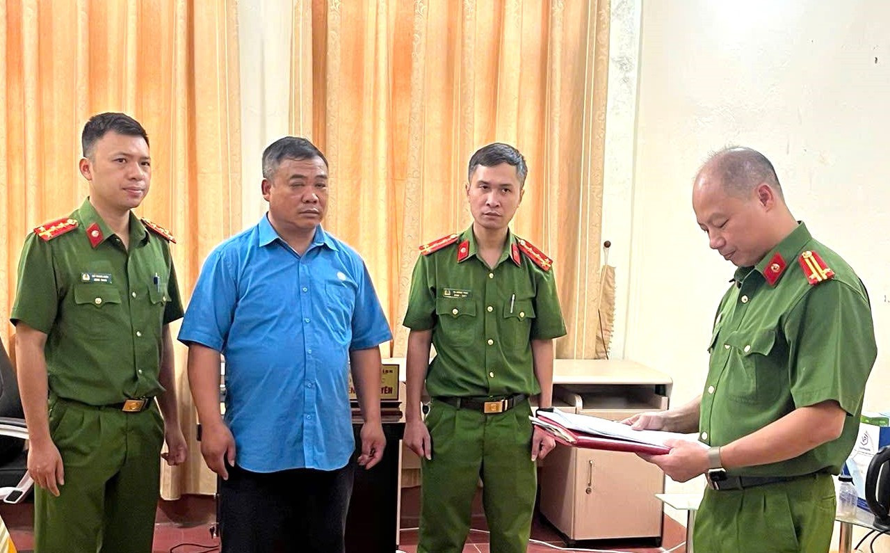 Nguyễn Bá Nguyên, nguyên Chủ tịch UBND phường Sa Pả, nay thuộc phường Sa Pa (áo xanh ở giữa). Ảnh: Quỳnh Trang anh-3-051656.jpg