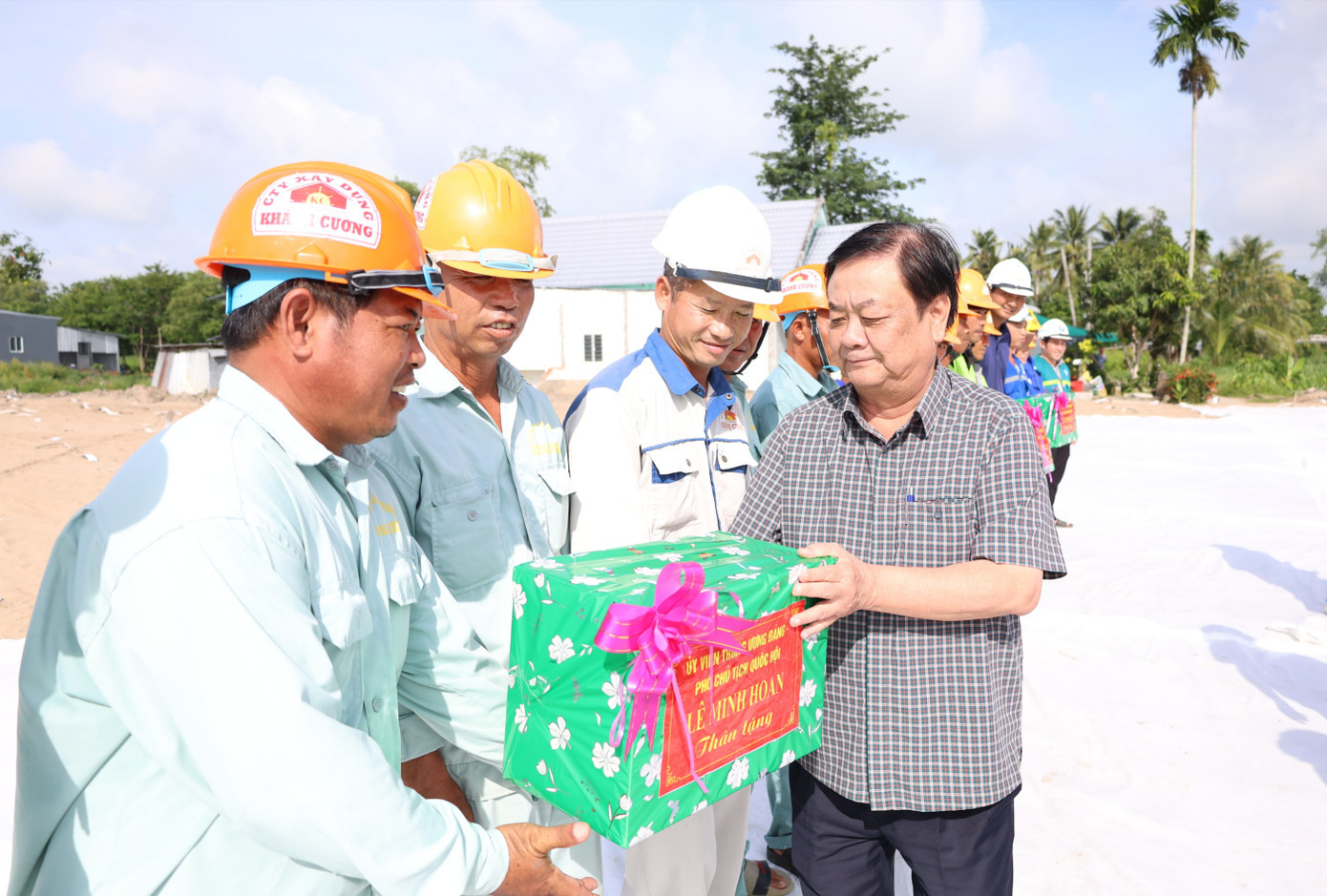 Phó Chủ tịch Quốc hội Lê Minh Hoan tặng quà cho các công nhân tại công trình. img-1517-8284.jpg