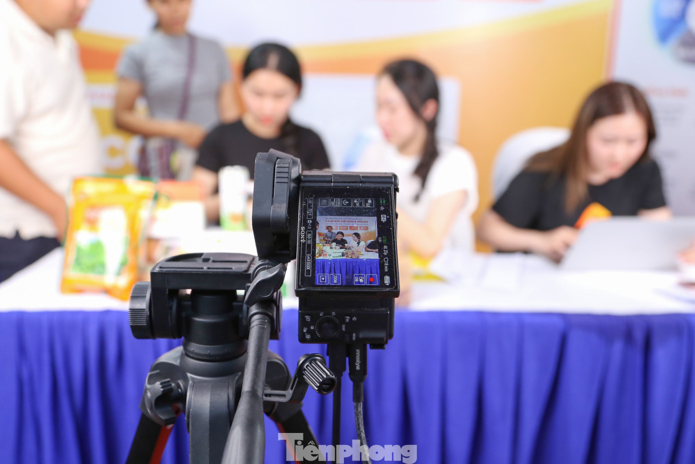 Thông qua thương mại điện tử, tiểu thương có thêm kênh mở rộng thị trường. tp-tieu-thuong-livestream-5.jpg