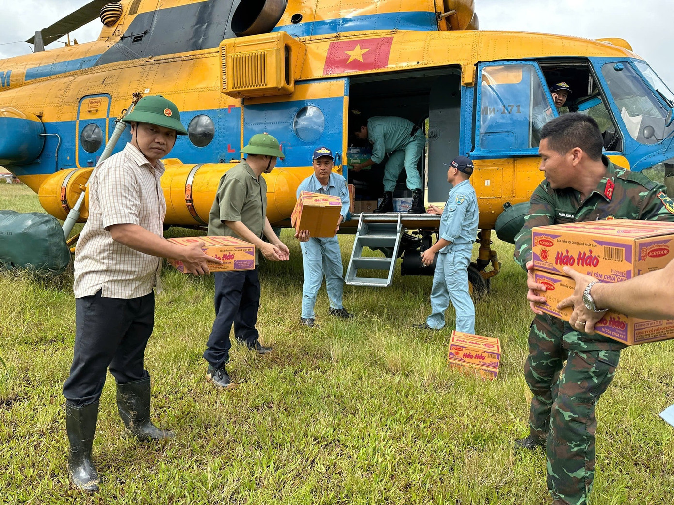 Trước đó, mưa lũ đã khiến hàng loạt tuyến đường tại các xã nói trên bị sạt lở nghiêm trọng, nhiều điểm sạt kéo dài hàng chục mét, bùn đất tràn xuống nhà cửa và ruộng vườn. Hàng trăm hộ dân bị ảnh hưởng, phải sơ tán khẩn cấp. 526534748-1072853211637807-5304542357158807189-n.jpg