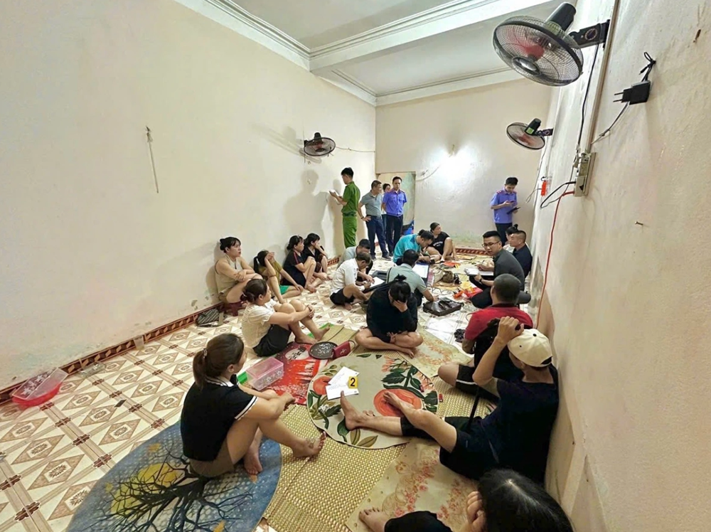 Bắt quả tang 10 người đánh bạc - ảnh 1