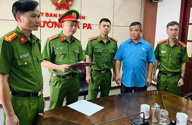 Khám xét nơi ở, khởi tố một nguyên Chủ tịch phường - ảnh 1