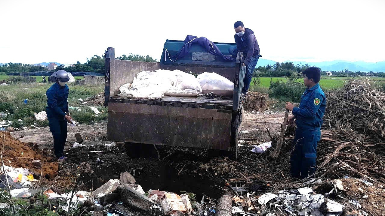 Xác lợn được thu gom mang đi chôn. Ảnh: Anh Minh. tienphong-16.jpg
