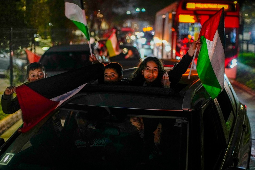 Các thành viên của cộng đồng người Palestine tham gia hoạt động diễu hành ủng hộ Palestine ở Chile, ngày 25/7. (Ảnh AP) ap25207032774081.jpg