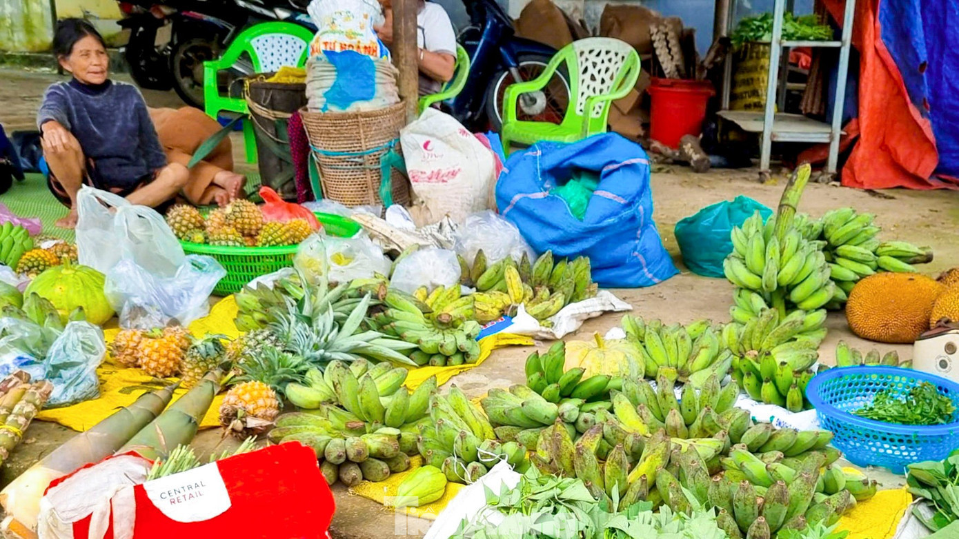 Ở đây, 5.000 đồng không chỉ là tiền, mà là một cách trao đi tình cảm. Người bán không lo trả giá, người mua không sợ bị đắt. Tất cả diễn ra nhẹ nhàng, chậm rãi như nhịp sống hiền hòa giữa núi rừng Trường Sơn. tp-cho5ngan-12.jpg