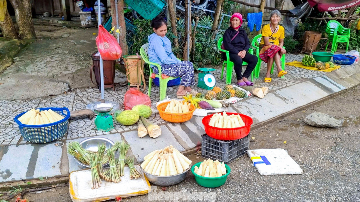 Chủ tịch UBND xã Tây Giang Arất Blúi cho biết, tp-cho5ngan-11.jpg