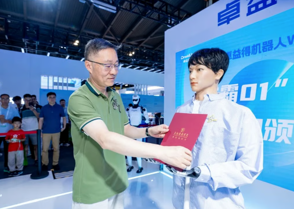 Robot hình người cao 1m75 trúng tuyển chương trình học tiến sĩ, khiến giới học thuật chấn động - ảnh 2