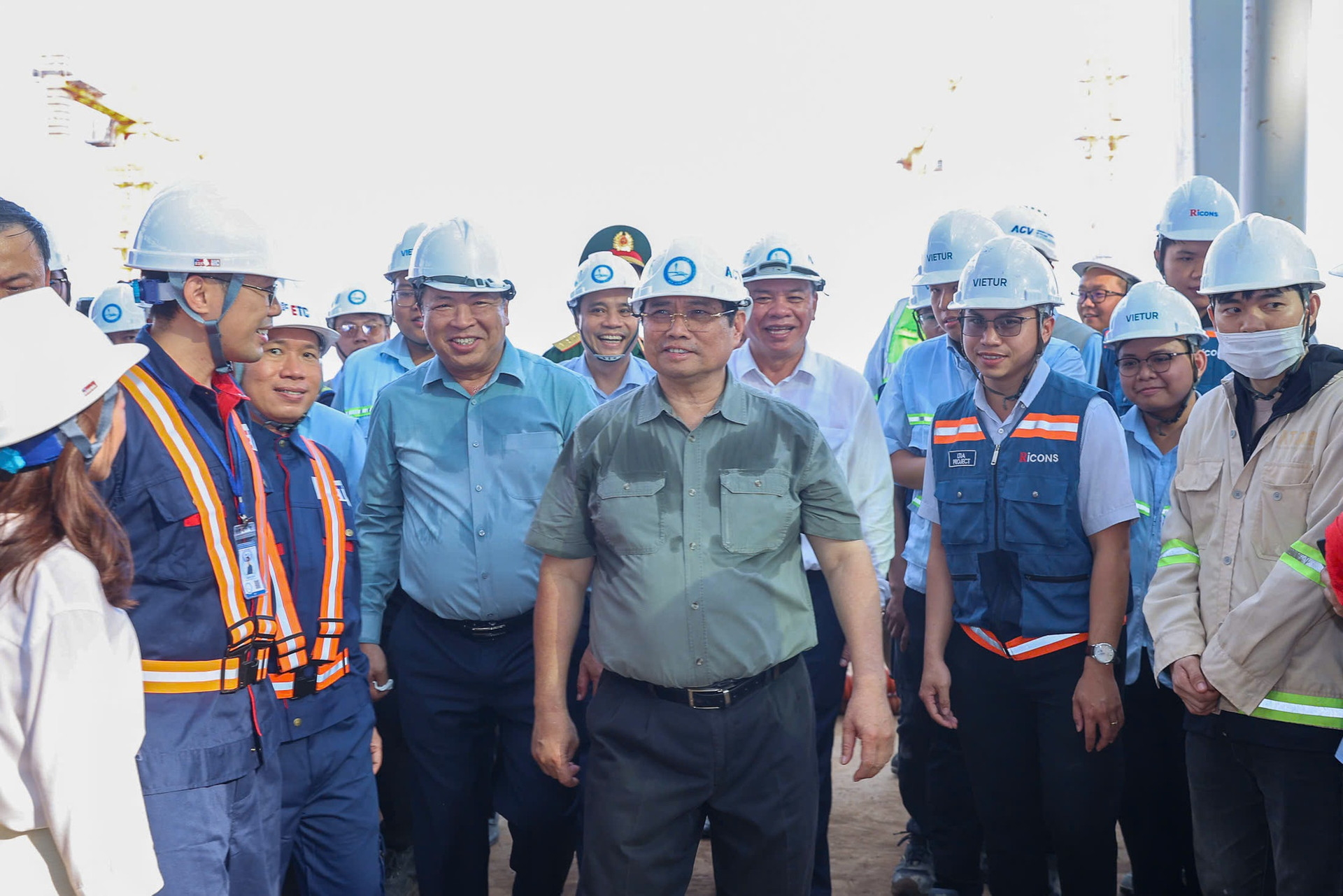 Bộ trưởng Bộ Xây dựng và lời cam kết 'thay đổi tư duy, kiến tạo hạ tầng' trong nhiệm kỳ mới- Ảnh 3. Bộ trưởng Bộ Xây dựng và lời cam kết 'thay đổi tư duy, kiến tạo hạ tầng' trong nhiệm kỳ mới- Ảnh 3.
