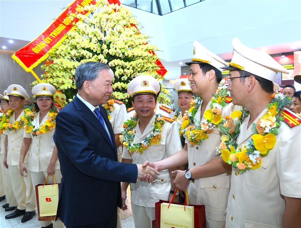 Tổng Bí thư Tô Lâm động viên đại biểu và các điển hình tiên tiến dự buổi gặp mặt. 321.jpg