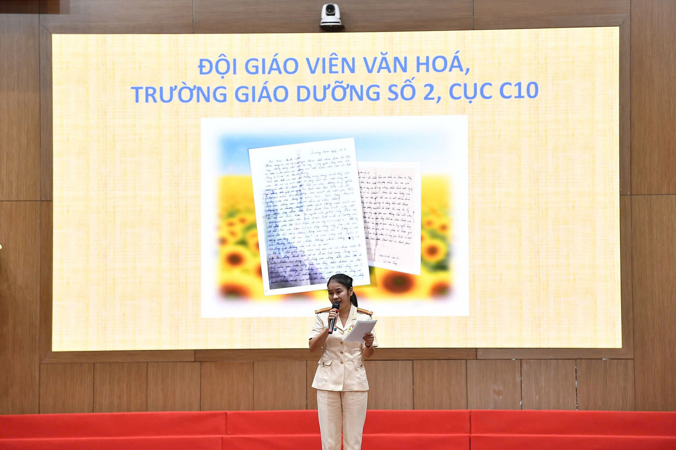 Đại diện gương điển hình tiên tiến chia sẻ cảm xúc tại buổi lễ. 6.jpg