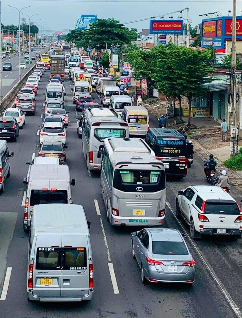 Quốc lộ 51 hiện tại thường xuyên kẹt xe kéo dài ket-can-gio-03.jpg