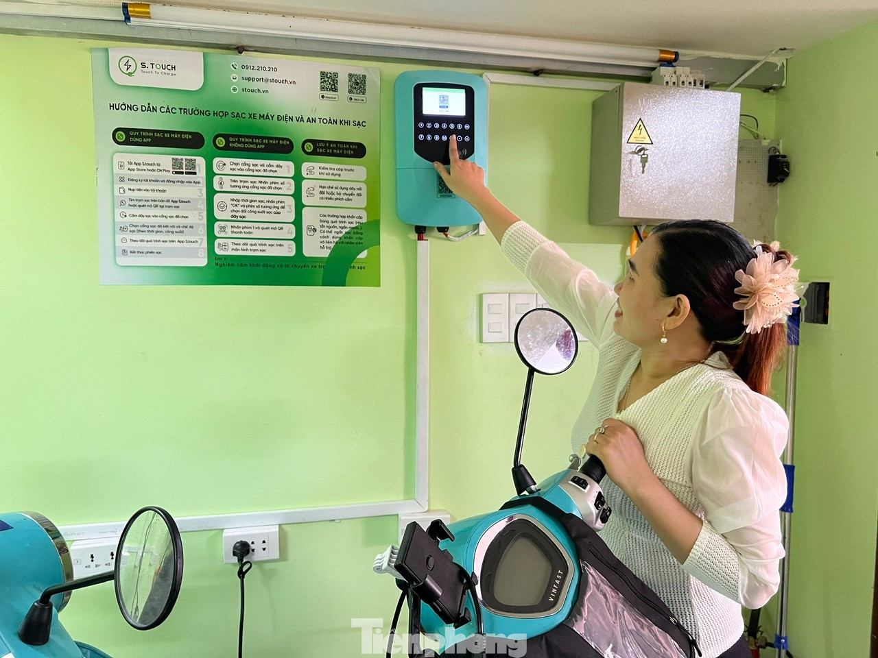 Chị Phương đầu tư gần 50 triệu đồng để lắp 2 đầu sạc, thiết bị PCCC... để làm dịch vụ sạc xe điện tp-tram-sac-uyen-phuong-19.jpg