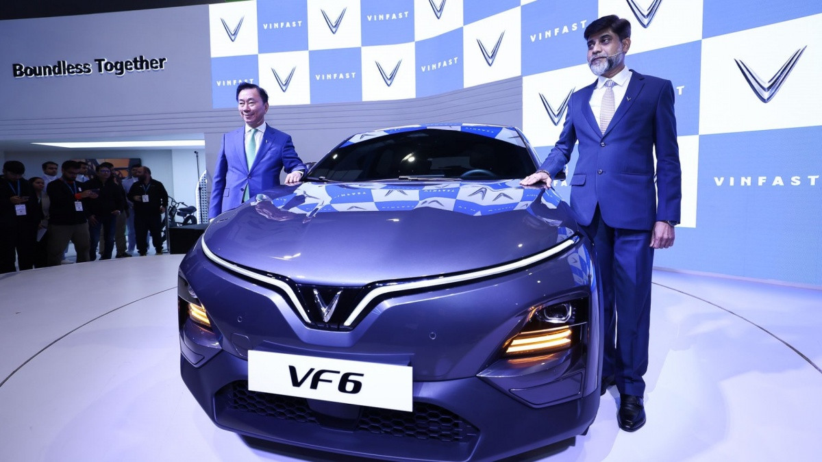 Chưa mở bán chính thức, người dân Ấn Độ vẫn đổ xô đến các showroom của VinFast, nôn nóng chờ đợi một thông tin quan trọng