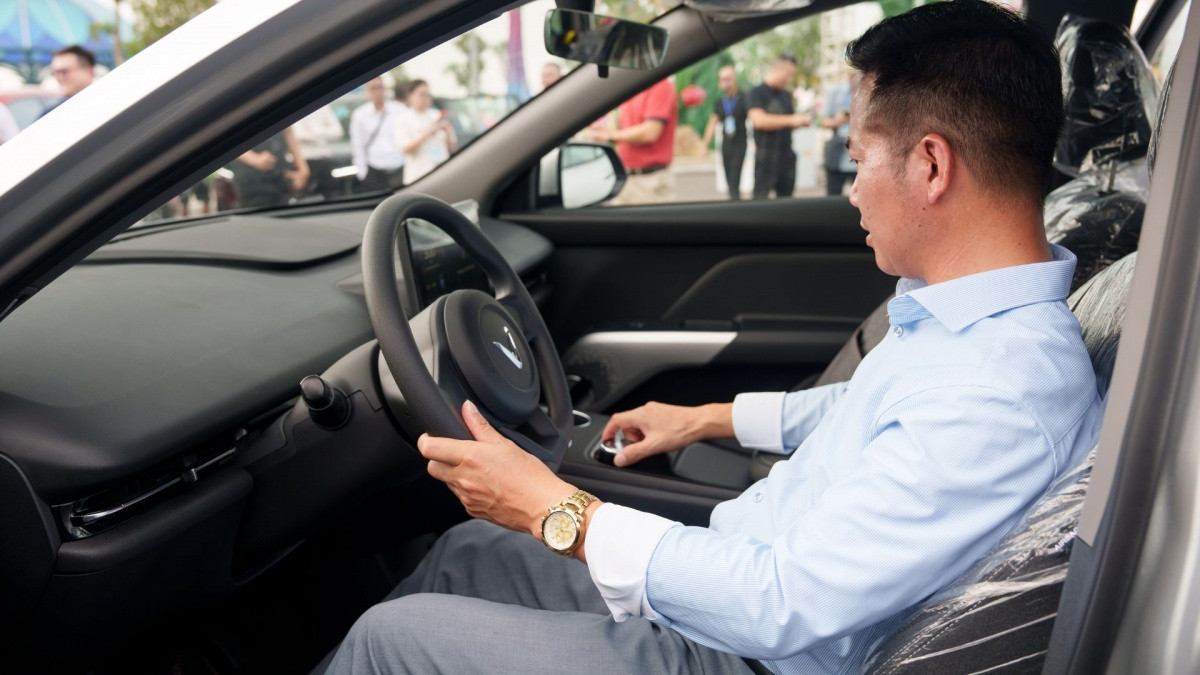 VinFast bàn giao lô xe Limo Green đầu tiên cho khách hàng