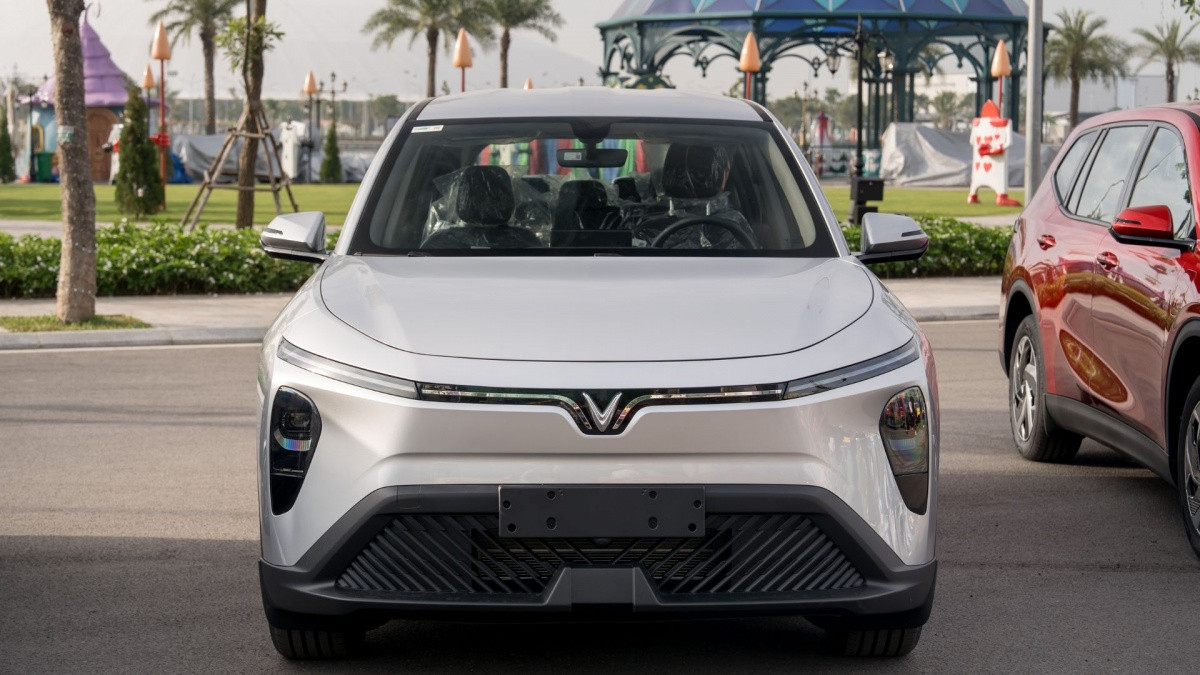VinFast bàn giao lô xe Limo Green đầu tiên cho khách hàng