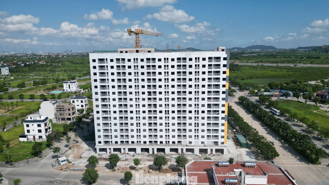 Thủ tướng Phạm Minh Chính yêu cầu nhà ở xã hội phải có hạ tầng như nhà ở cao cấp. Ảnh: Lộc Liên. dai-cong-truong-noxh-tai-hai-phong13-9854.jpg