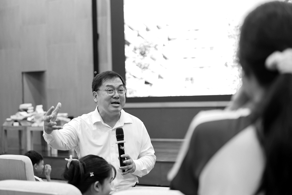Giáo sư Cù Trọng Xoay tiễn biệt ông Hoàng Nam Tiến: ‘Anh tha hồ mà bay rồi nhé, dặm bay vô biên luôn’ - ảnh 2