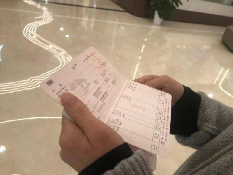 Bà Trương rút 360 triệu từ sổ tiết kiệm chuyển vào tài khoản cá nhân, nhân viên ngân hàng phong tỏa tài khoản rồi lập tức báo công an - ảnh 1