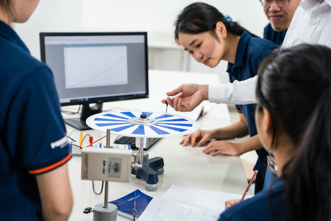 Việt Nam sẽ đẩy mạnh các ngành công nghệ chiến lược. Ảnh minh hoạ: sinh viên trường Đại học Phenikaa thực hành nghiên cứu. anh-2-ky-3.jpg