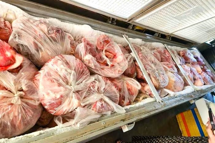 Số thịt lợn nhiễm bệnh được cấp đông chờ tiêu thụ 1.jpg