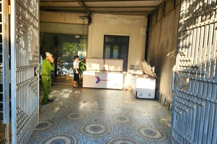 Lực lượng chức năng kiểm tra nhà bà H. 2.jpg