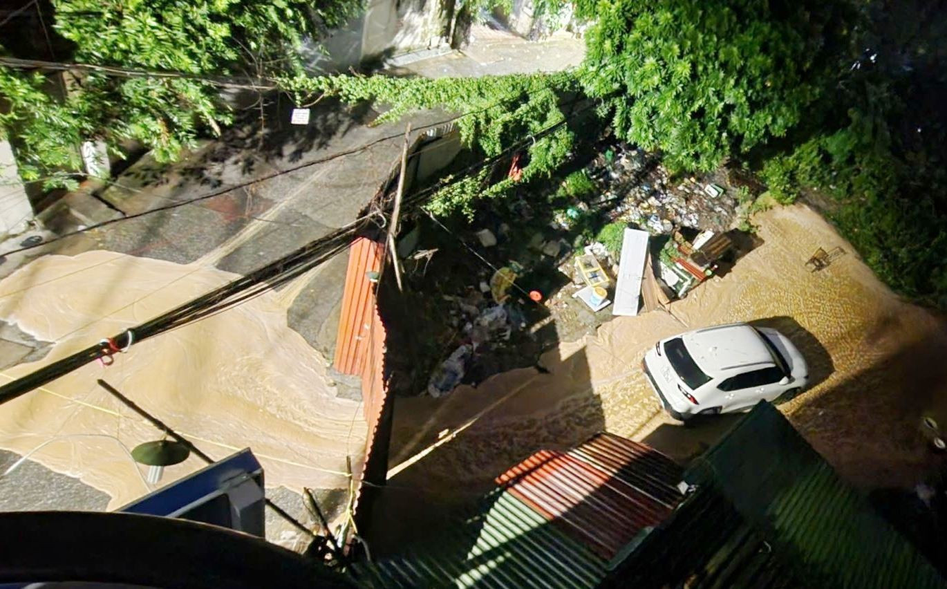 Khu vực xuất hiện vụ việc là trong 1 khu đất số 89A ngõ Núi Trúc (phố Giang Văn Minh) sau đó tràn ra đường. 3956ea68f5ce7c9025df-003.jpg