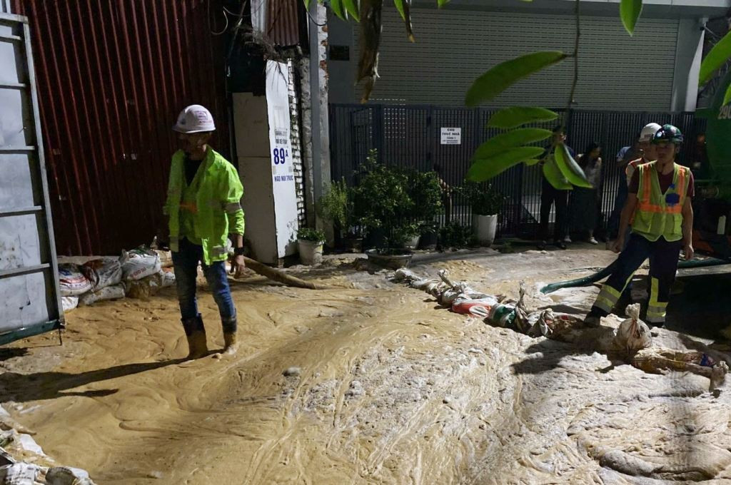 Đến 3h sáng, lực lượng chức năng có mặt đã dùng bao tải cát đắp bờ bao, huy động máy móc đến hút các lớp bùn lỏng đi, giảm nguy cơ tràn lan rộng. 3-2756.jpg