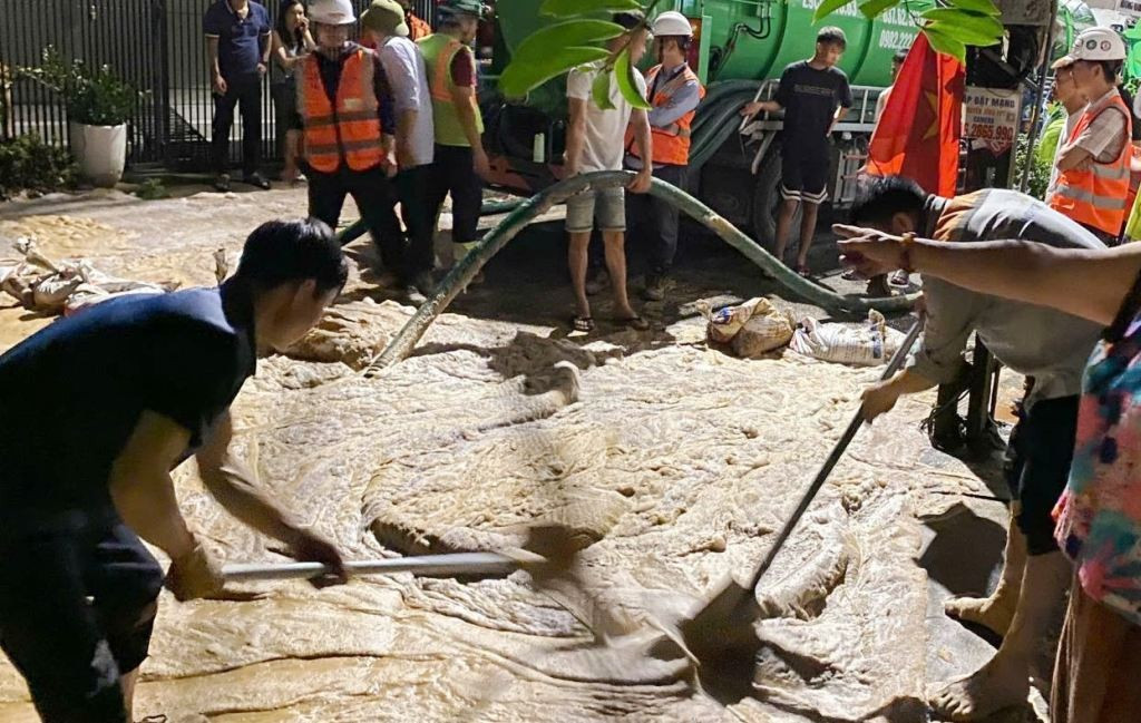 Hiện trường phun bùn lỏng lên ngõ Núi Trúc vào rạng sáng 6/8. 1-5245.jpg