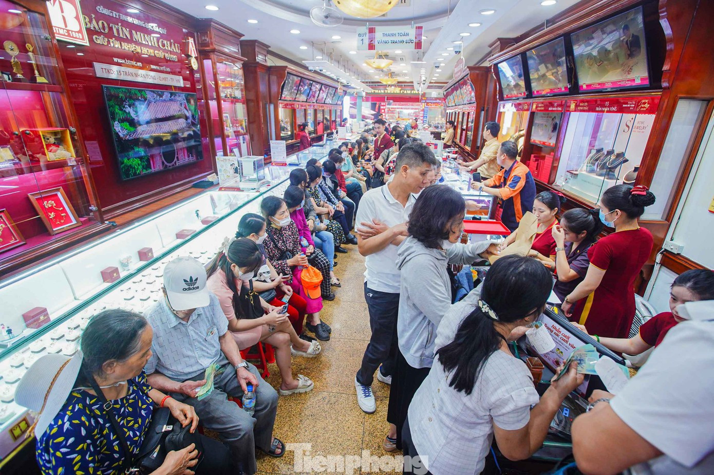 Giá vàng trong nước đang tăng mạnh do giá thế giới tăng. Ảnh: Duy Phạm. cua-hang-vang-15-144-1008.jpg