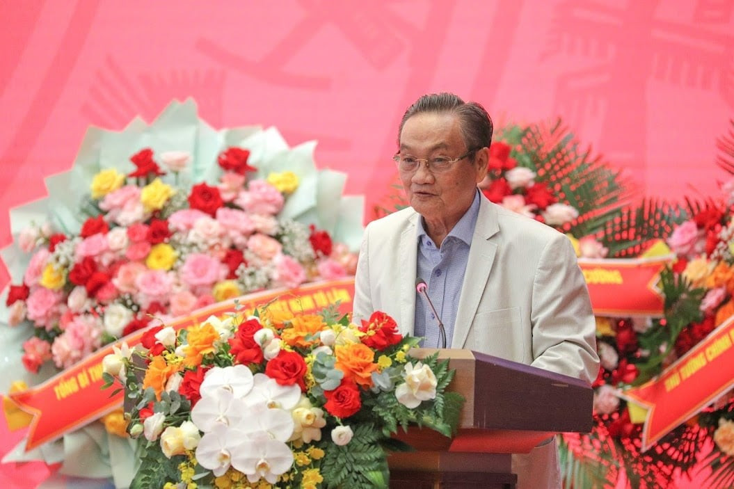 TS. Trần Du Lịch tại diễn đàn. 68qh1.jpg