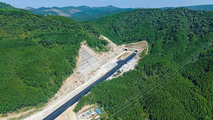 Cao tốc 88km gồm 3 hầm xuyên núi, 81 hầm chui dân sinh, 77 cầu sắp cán đích- Ảnh 1. Cao tốc 88km gồm 3 hầm xuyên núi, 81 hầm chui dân sinh, 77 cầu sắp cán đích- Ảnh 1.