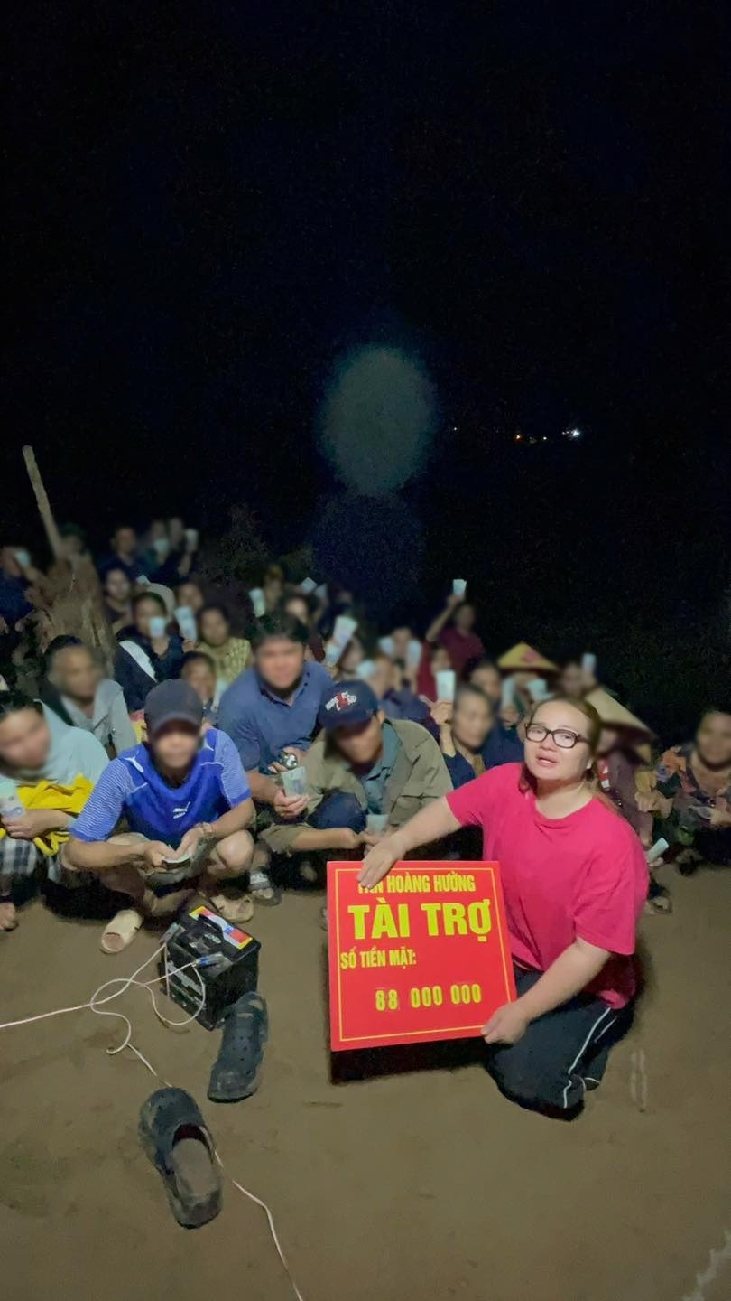 Hoàng Hường đi từ thiện nhưng livestream bán sữa xương khớp giữa vùng lũ: Nhận ý kiến trái chiều, lo sợ về chất lượng sản phẩm