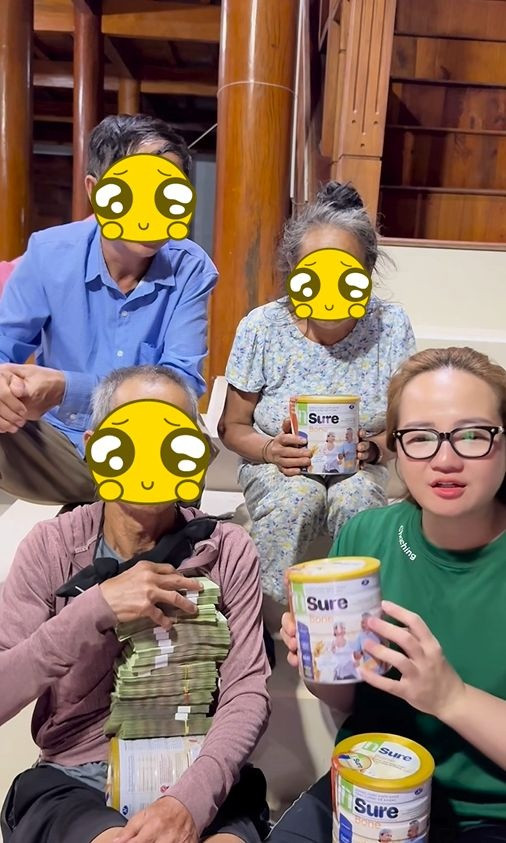 Hoàng Hường đi từ thiện nhưng livestream bán sữa xương khớp giữa vùng lũ: Nhận ý kiến trái chiều, lo sợ về chất lượng sản phẩm