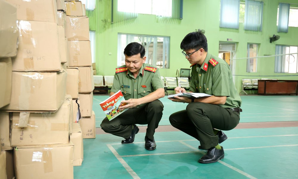 Khám xét khẩn cấp, khởi tố Giám đốc Ngô Thị Phương Lan, tịch thu hơn 185.000 cuốn SGK giả trị giá 15 tỷ đồng - ảnh 2