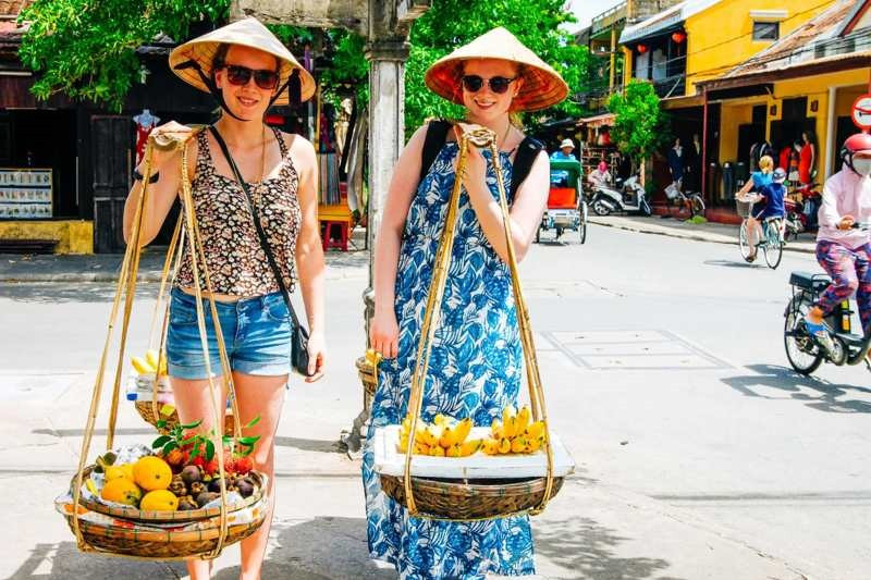 Khách quốc tế 'đổ bộ' Việt Nam bằng đường hàng không, vượt 10 triệu lượt - ảnh 3