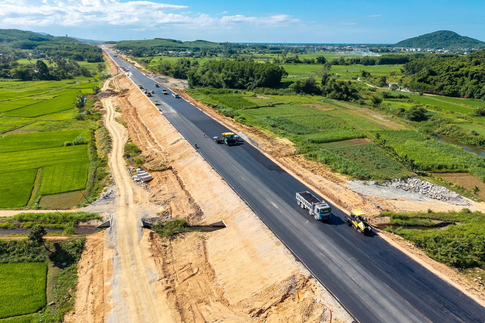 Huy động 3.060 người, 1.140 máy móc làm hết công suất, đưa dự án 20.400 tỷ lớn nhất cao tốc Bắc - Nam về đích theo chỉ đạo của Thủ tướng - ảnh 4