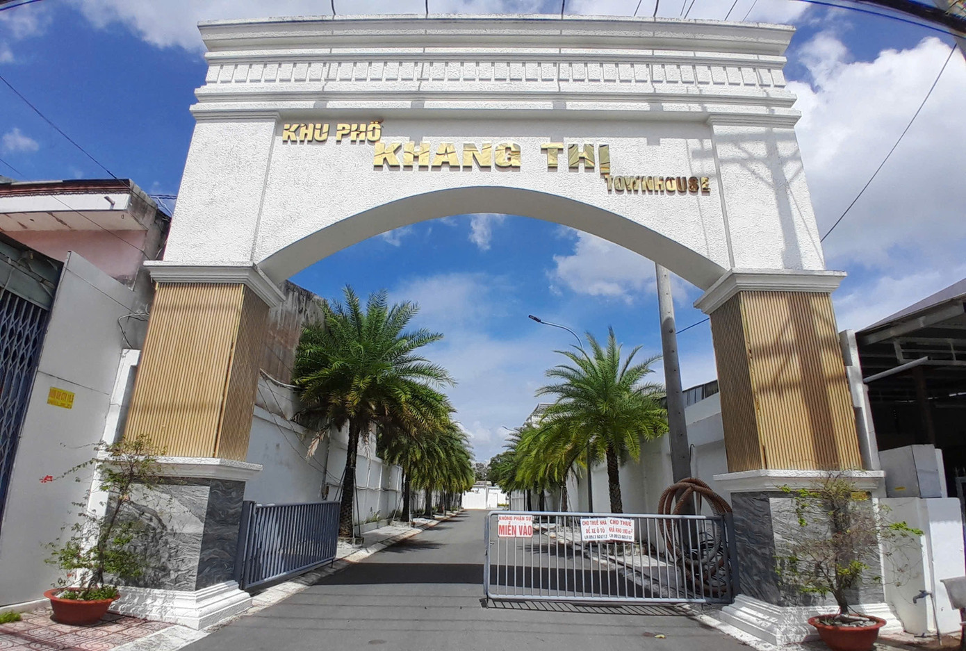 Cổng vào khu phố Khang Thị nằm trên đường Nguyễn Huệ - trung tâm tỉnh Vĩnh Long. vl1.jpg