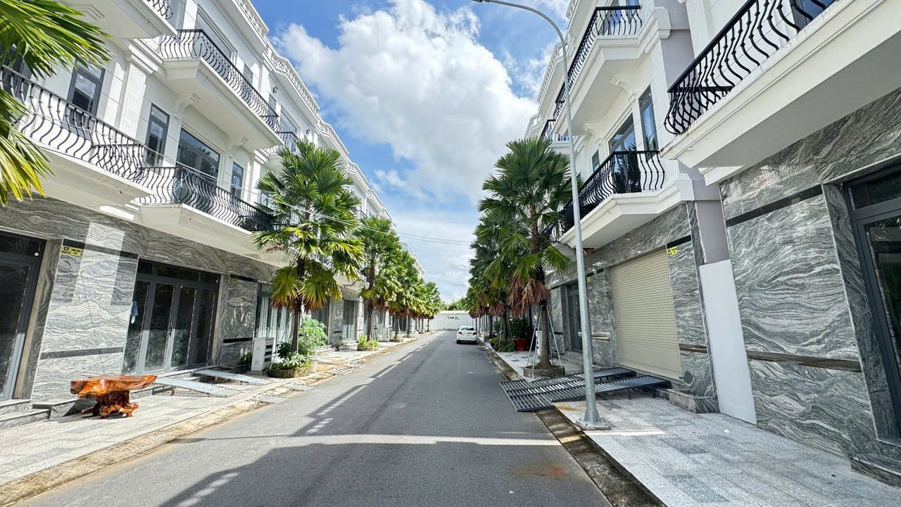 Sau khi bị phát hiện xây không phép cả khu đô thị, chủ đầu tư đã bị xử phạt hành chính. Sau khi bị phát hiện xây không phép cả khu đô thị, chủ đầu tư đã bị xử phạt hành chính.