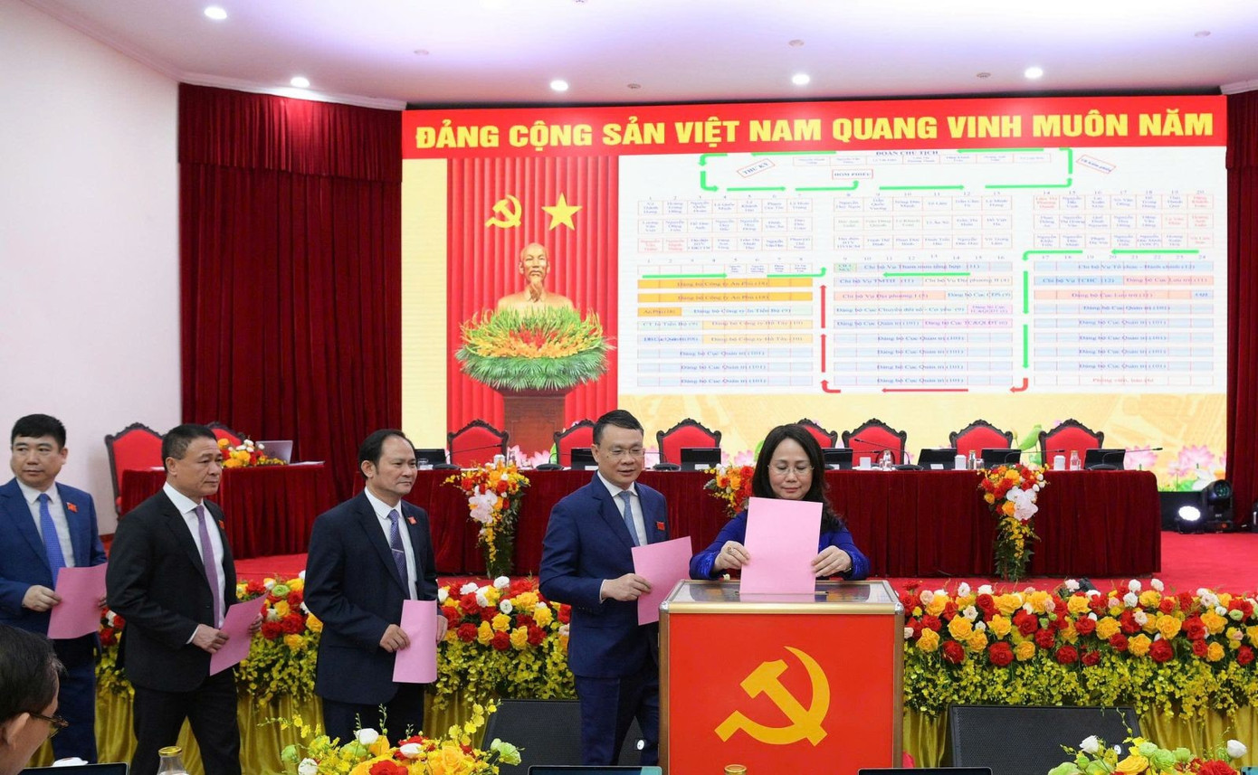 Các đại biểu bỏ phiếu tại đại hội. Ảnh: Cổng thông tin Đảng Cộng sản. tienphong-78tud.jpg