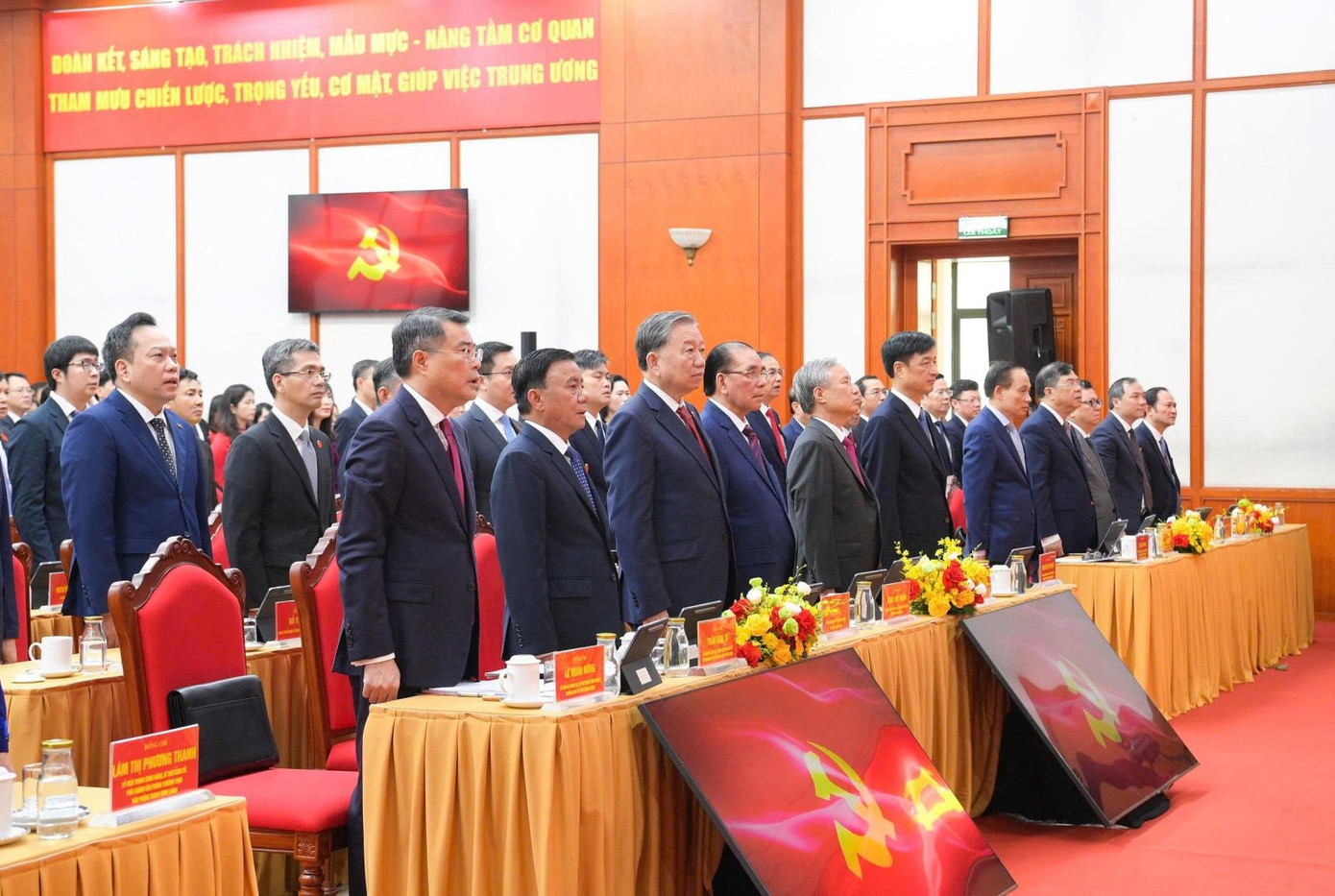 Tổng Bí thư Tô Lâm và các đồng chí lãnh đạo, nguyên lãnh đạo Đảng, Nhà nước dự Đại hội Đảng bộ Văn phòng Trung ương Đảng. Ảnh: Cổng thông tin Đảng Cộng sản. tienphong-78tbt.jpg