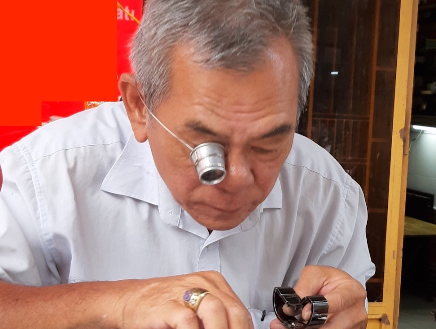 Hơn 40 năm, ông Nguyên vẫn miệt mài với nghề ong-nguyen-dong-ho.jpg