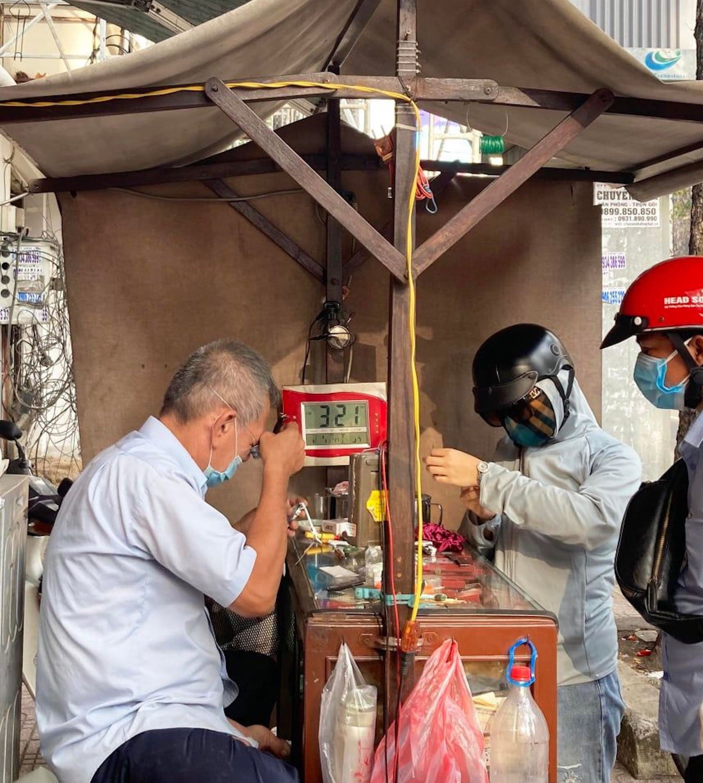 Dù chỉ là tiệm sửa vỉa hè nhưng nhiều người khách vẫn hay tìm tới ong-nguyen-dong-ho-02.jpg