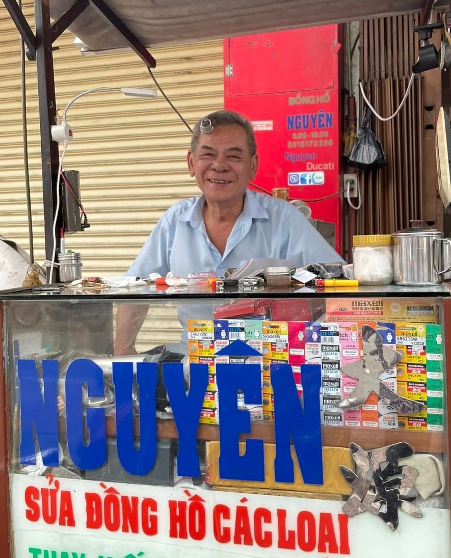 Ông Nguyên trong tiệm đồng hồ. ong-nguyen.jpg